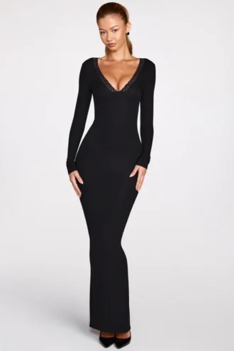 Rochie lungă cu mâneci lungi și decolteu adânc Noa Ribbed Modal, în culoarea neagră Rochie lungă cu mâneci lungi și decolteu adânc Noa Ribbed Modal, în culoarea neagră