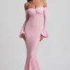 Rochie lungă cu volane din dantelă și umeri decupați Verena, în roz pal