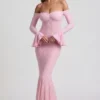 Rochie lungă cu volane din dantelă și umeri decupați Verena, în roz pal