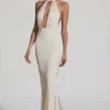 Rochie lungă Desiree cu spate decupat, gât halter și croi în formă de coadă de pește, în culoarea ivoriu