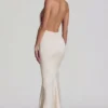 Rochie lungă Desiree cu spate decupat, gât halter și croi în formă de coadă de pește, în culoarea ivoriu