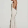 Rochie lungă Desiree cu spate decupat, gât halter și croi în formă de coadă de pește, în culoarea ivoriu