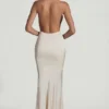 Rochie lungă Desiree cu spate decupat, gât halter și croi în formă de coadă de pește, în culoarea ivoriu