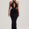 Rochie lungă din catifea cu gât halter Adriana, negru intens Rochie lungă din catifea cu gât halter Adriana, negru intens