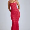 Rochie lungă din dantelă semitransparentă cu coadă de pește Marietta, în roșu cireș