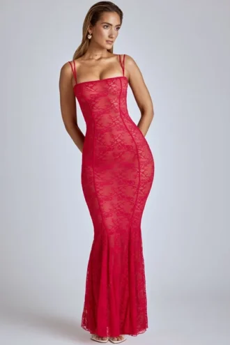 Rochie lungă din dantelă semitransparentă cu coadă de pește Marietta, în roșu cireș Rochie lungă din dantelă semitransparentă cu coadă de pește Marietta, în roșu cireș
