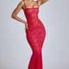 Rochie lungă din dantelă semitransparentă cu coadă de pește Marietta, în roșu cireș