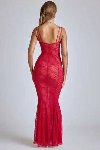 Rochie lungă din dantelă semitransparentă cu coadă de pește Marietta, în roșu cireș Rochie lungă din dantelă semitransparentă cu coadă de pește Marietta, în roșu cireș