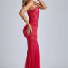Rochie lungă din dantelă semitransparentă cu coadă de pește Marietta, în roșu cireș