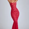 Rochie lungă din dantelă semitransparentă cu coadă de pește Marietta, în roșu cireș
