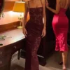 Rochie lungă din dantelă transparentă cu decolteu pătrat și volane, de la Wintra, în culoarea roșu vin Rochie lungă din dantelă transparentă cu decolteu pătrat și volane, de la Wintra, în culoarea roșu vin