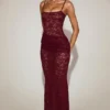 Rochie lungă din dantelă transparentă cu decolteu pătrat și volane, de la Wintra, în culoarea roșu vin Rochie lungă din dantelă transparentă cu decolteu pătrat și volane, de la Wintra, în culoarea roșu vin