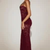 Rochie lungă din dantelă transparentă cu decolteu pătrat și volane, de la Wintra, în culoarea roșu vin Rochie lungă din dantelă transparentă cu decolteu pătrat și volane, de la Wintra, în culoarea roșu vin