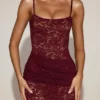 Rochie lungă din dantelă transparentă cu decolteu pătrat și volane, de la Wintra, în culoarea roșu vin Rochie lungă din dantelă transparentă cu decolteu pătrat și volane, de la Wintra, în culoarea roșu vin