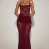 Rochie lungă din dantelă transparentă cu decolteu pătrat și volane, de la Wintra, în culoarea roșu vin Rochie lungă din dantelă transparentă cu decolteu pătrat și volane, de la Wintra, în culoarea roșu vin