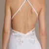 Rochie lungă Emmeline din șifon, cu guler înalt și spate decupat, în culoarea alb Rochie lungă Emmeline din șifon, cu guler înalt și spate decupat, în culoarea alb