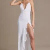 Rochie lungă Emmeline din șifon, cu guler înalt și spate decupat, în culoarea alb Rochie lungă Emmeline din șifon, cu guler înalt și spate decupat, în culoarea alb