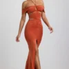 Rochie lungă Karleen din jersey elastic, cu decupaje și gât halter, în culoarea portocaliu ars