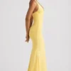 Rochie lungă Laverna cu decolteu în spate și volane, în galben pastel Rochie lungă Laverna cu decolteu în spate și volane, în galben pastel
