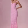Rochie lungă Lillienne din dantelă cu decolteu în formă de inimă, în roz pudrat