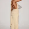 Rochie lungă Navina din jersey moale, cu decolteu adânc și gât halter, în culoarea șampanie