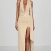 Rochie lungă Navina din jersey moale, cu decolteu adânc și gât halter, în culoarea șampanie
