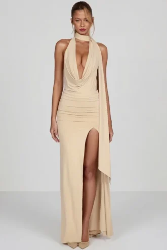 Rochie lungă Navina din jersey moale, cu decolteu adânc și gât halter, în culoarea șampanie Rochie lungă Navina din jersey moale, cu decolteu adânc și gât halter, în culoarea șampanie
