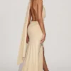 Rochie lungă Navina din jersey moale, cu decolteu adânc și gât halter, în culoarea șampanie