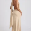 Rochie lungă Navina din jersey moale, cu decolteu adânc și gât halter, în culoarea șampanie