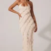 Rochie lungă până la podea cu bretele încrucișate și volane, din calico, culoare ivoriu