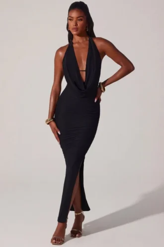 rochie lung pn la podea mariposa cu decolteu adnc i guler n form de cap de lup n culoarea neagr 1 330x495 - Rochie lungă p&acirc;nă la podea Mariposa cu decolteu ad&acirc;nc și guler &icirc;n formă de cap de lup, &icirc;n culoarea neagră
