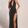 Rochie lungă Teodora cu guler înalt și decolteu adânc, în negru Rochie lungă Teodora cu guler înalt și decolteu adânc, în negru