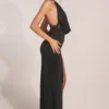 Rochie lungă Teodora cu guler înalt și decolteu adânc, în negru Rochie lungă Teodora cu guler înalt și decolteu adânc, în negru