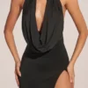 Rochie lungă Teodora cu guler înalt și decolteu adânc, în negru Rochie lungă Teodora cu guler înalt și decolteu adânc, în negru