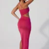 Rochie maxi asimetrică cu decolteu drapat și decupaje Suvi, în culoarea fucsia Rochie maxi asimetrică cu decolteu drapat și decupaje Suvi, în culoarea fucsia