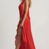 Rochie maxi asimetrică cu gât halter Oliana în roșu chili Rochie maxi asimetrică cu gât halter Oliana în roșu chili