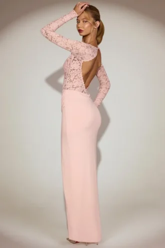 Rochie maxi Carmina din dantelă cu decolteu adânc și margini festonate, în roz Rochie maxi Carmina din dantelă cu decolteu adânc și margini festonate, în roz