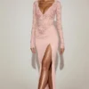 Rochie maxi Carmina din dantelă cu decolteu adânc și margini festonate, în roz