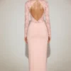Rochie maxi Carmina din dantelă cu decolteu adânc și margini festonate, în roz