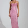 Rochie maxi Constance cu guler înalt și ornamente, în roz Rochie maxi Constance cu guler înalt și ornamente, în roz