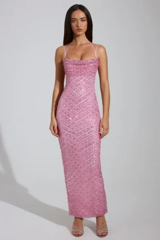 Rochie maxi Constance cu guler înalt și ornamente, în roz Rochie maxi Constance cu guler înalt și ornamente, în roz
