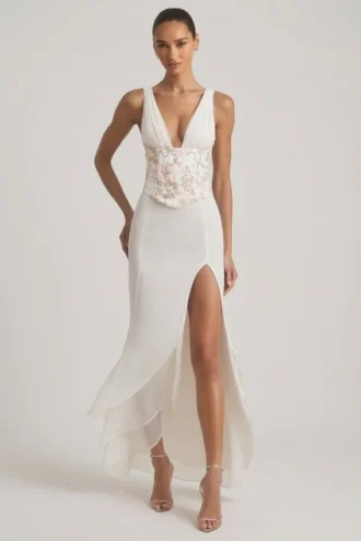 Rochie maxi corset cu decolteu adânc și volane, cu ornamente, model Nathalia, culoare ivoriu Rochie maxi corset cu decolteu adânc și volane, cu ornamente, model Nathalia, culoare ivoriu