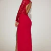 Rochie maxi cu decolteu adânc și dantelă festonată Carmina, în roșu intens Rochie maxi cu decolteu adânc și dantelă festonată Carmina, în roșu intens