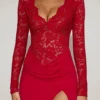 Rochie maxi cu decolteu adânc și dantelă festonată Carmina, în roșu intens Rochie maxi cu decolteu adânc și dantelă festonată Carmina, în roșu intens