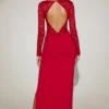 Rochie maxi cu decolteu adânc și dantelă festonată Carmina, în roșu intens Rochie maxi cu decolteu adânc și dantelă festonată Carmina, în roșu intens