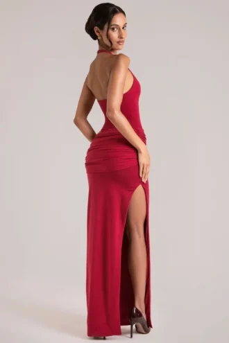 Rochie maxi cu decolteu adânc și gât halter Oona, în roșu cireș Rochie maxi cu decolteu adânc și gât halter Oona, în roșu cireș