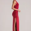 Rochie maxi cu decolteu adânc și gât halter Oona, în roșu cireș Rochie maxi cu decolteu adânc și gât halter Oona, în roșu cireș