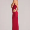 Rochie maxi cu decolteu adânc și gât halter Oona, în roșu cireș Rochie maxi cu decolteu adânc și gât halter Oona, în roșu cireș