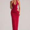 Rochie maxi cu decolteu adânc și gât halter Oona, în roșu cireș Rochie maxi cu decolteu adânc și gât halter Oona, în roșu cireș