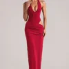 Rochie maxi cu decolteu adânc și gât halter Oona, în roșu cireș Rochie maxi cu decolteu adânc și gât halter Oona, în roșu cireș